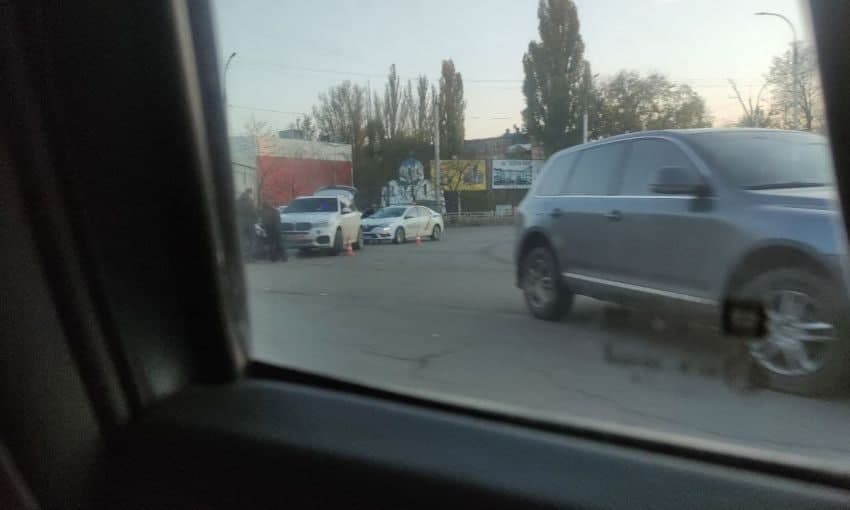 В Херсоне произошло ДТП: легковушку зажало между грузовиком и внедорожником